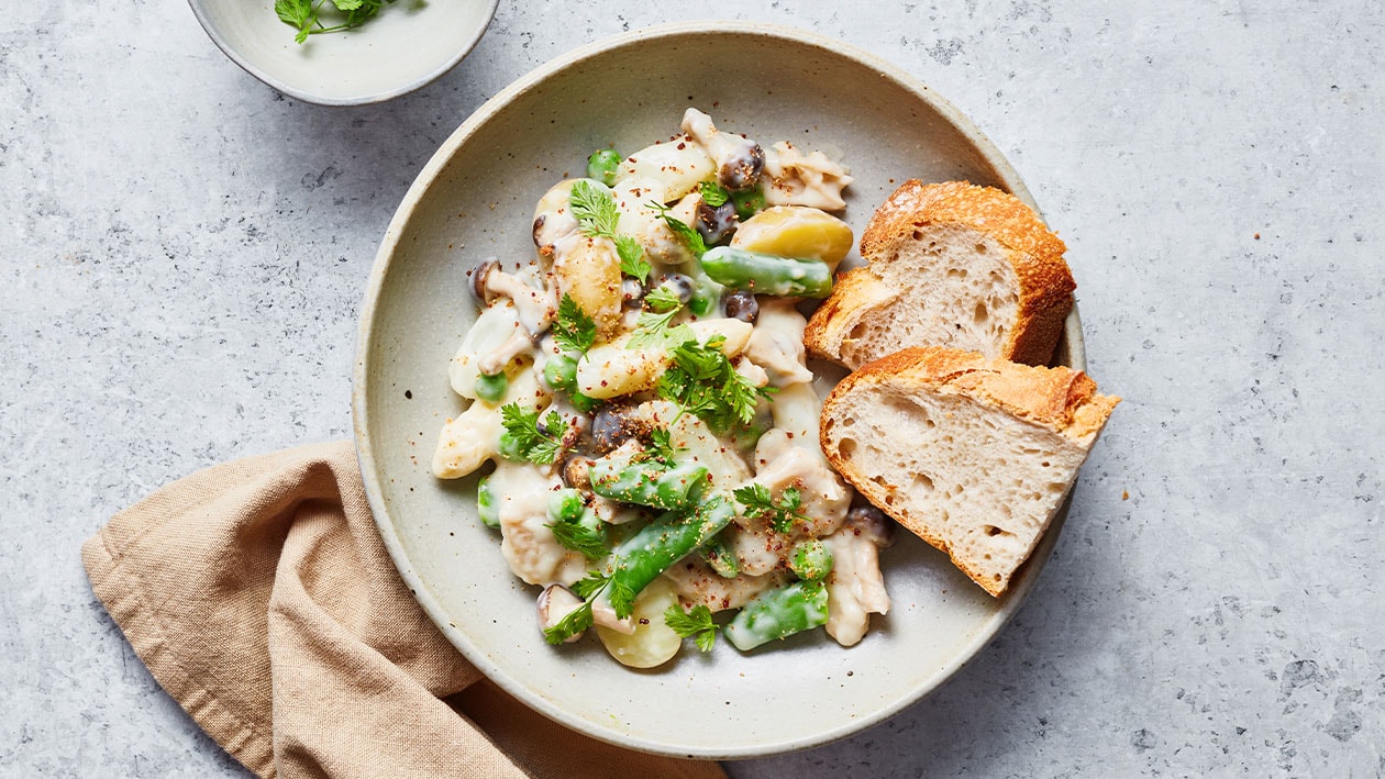 Vegetarische kipragout met asperges en groene voorjaarsgroenten Vegetarische kipragout met asperges en groene voorjaarsgroenten